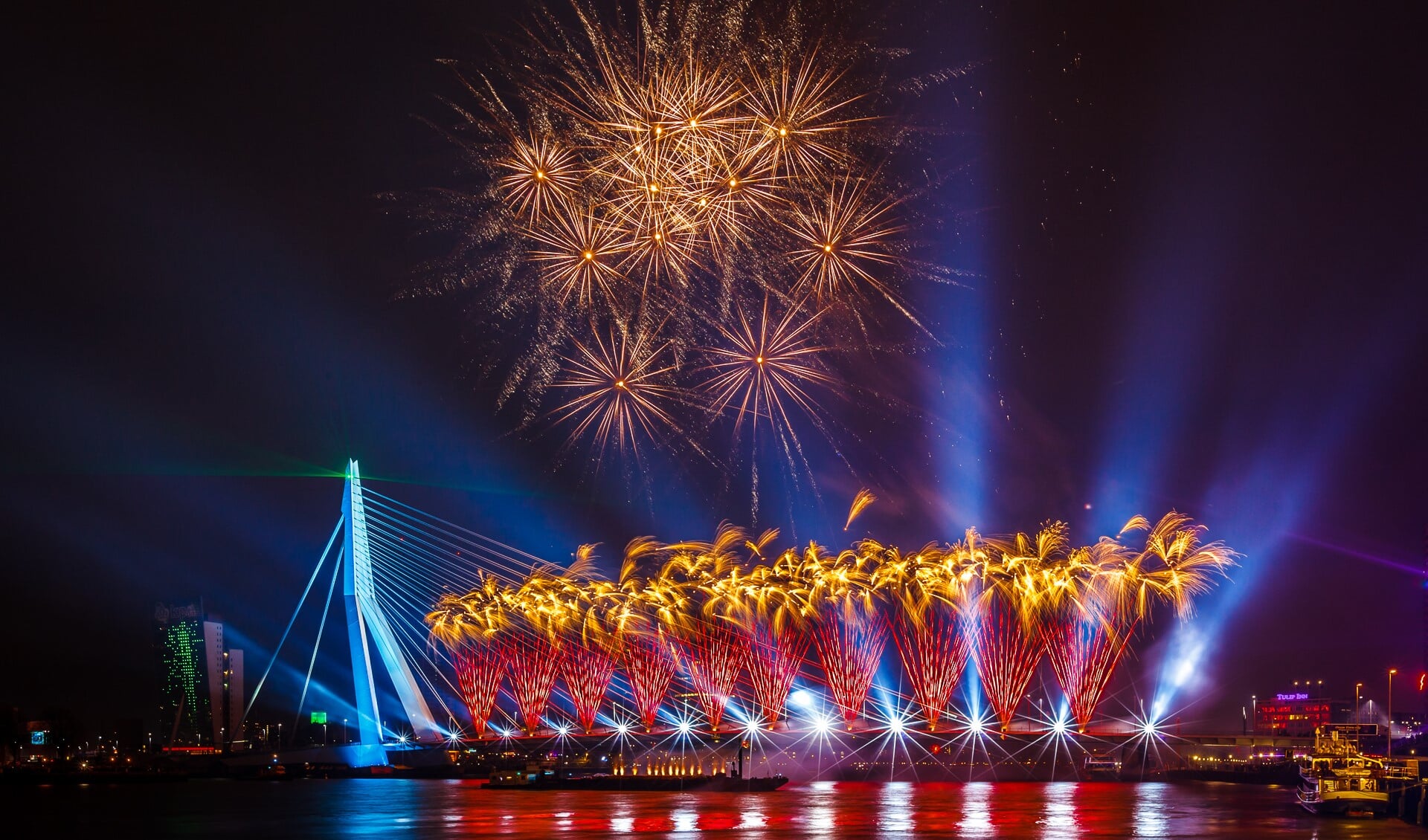 De grootste vuurwerkshow van Nederland is op 31 december te zien bij de Erasmusbrug in Rotterdam. 