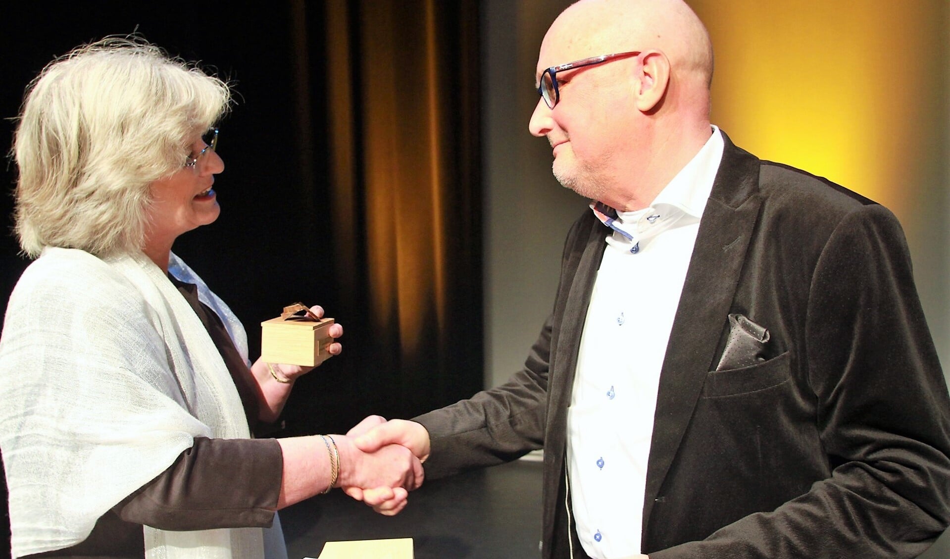 Margriet den Brok overhandigd de prijs aan Johan Veenstra