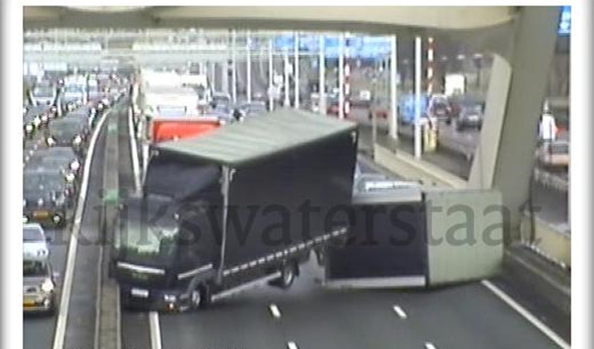 Het eerste slachtoffer van de storm is te vinden op de Van Brienenoordbrug. (Foto: Rijkswaterstaat.)