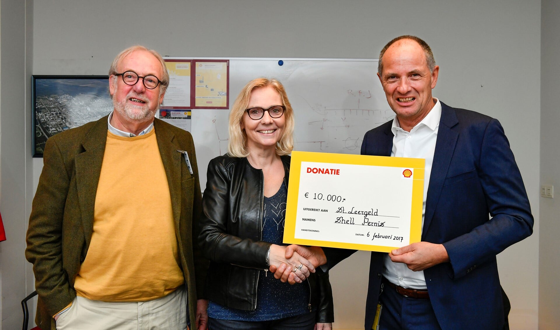 Voorzitter Wil Braun en coordinator Dini Bonninga ontvangen de cheque van Jos van Winsen.