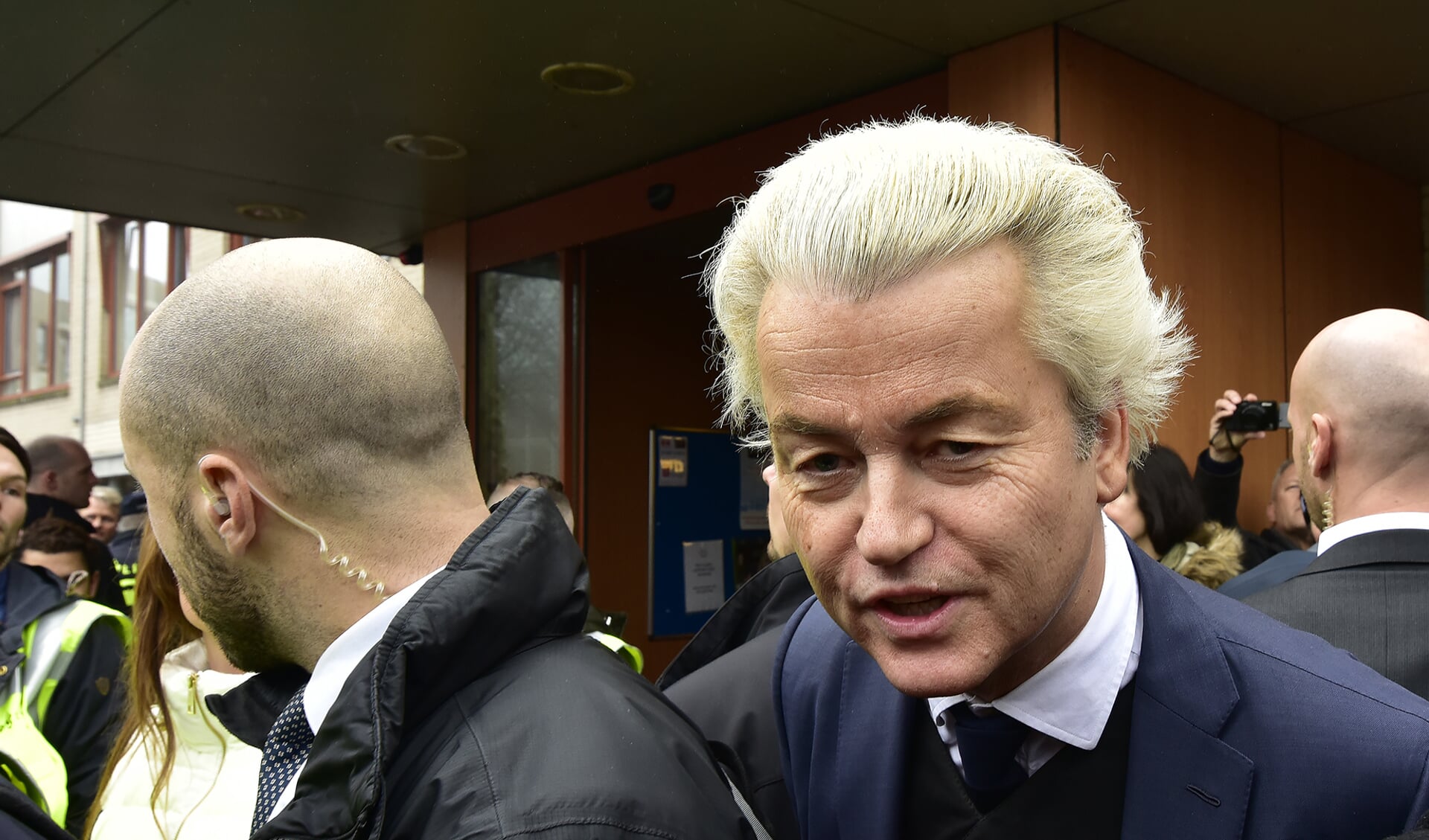 Geert Wilders nam alle tijd om de pers te woord te staan. Fotografie: René Bakker.