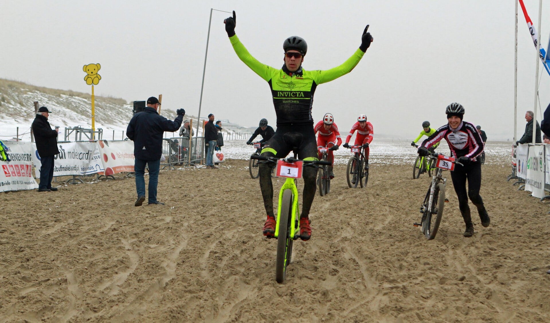 Ronan van Zandbeek troefde in de sprint zijn medevluchters af en prolongeerde zijn titel. * Foto: Wil van Balen.