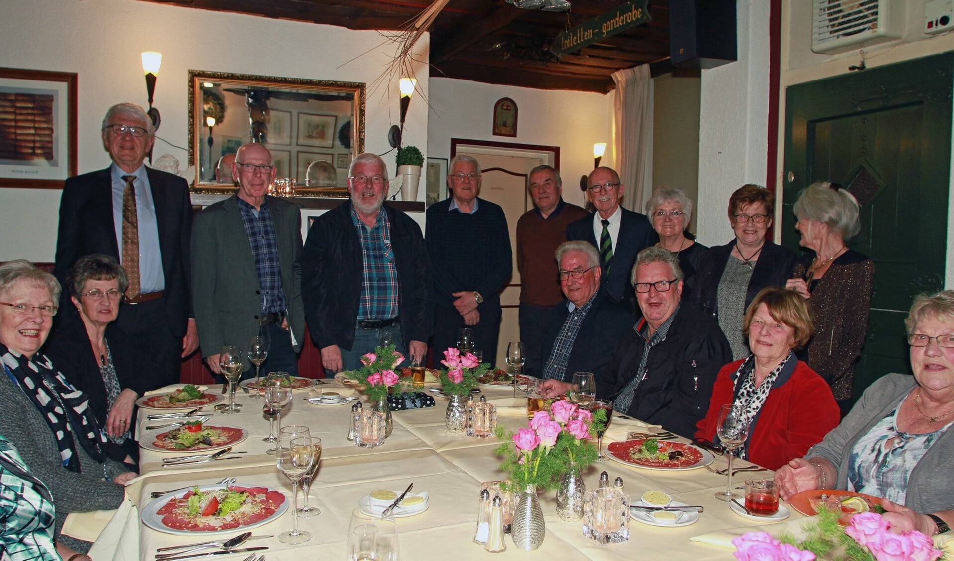 Voetbalbestuurders met  minimaal 15 vrijwilligersjaren in dienst van hun club, waren vrijdagavond weer bijeen voor een diner. * Foto: Wil van Balen.
