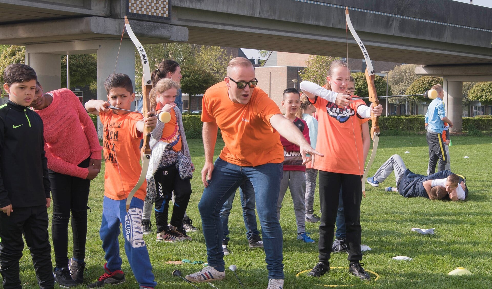 Allerlei spelletjes werden georganiseerd op en rond het schoolplein.