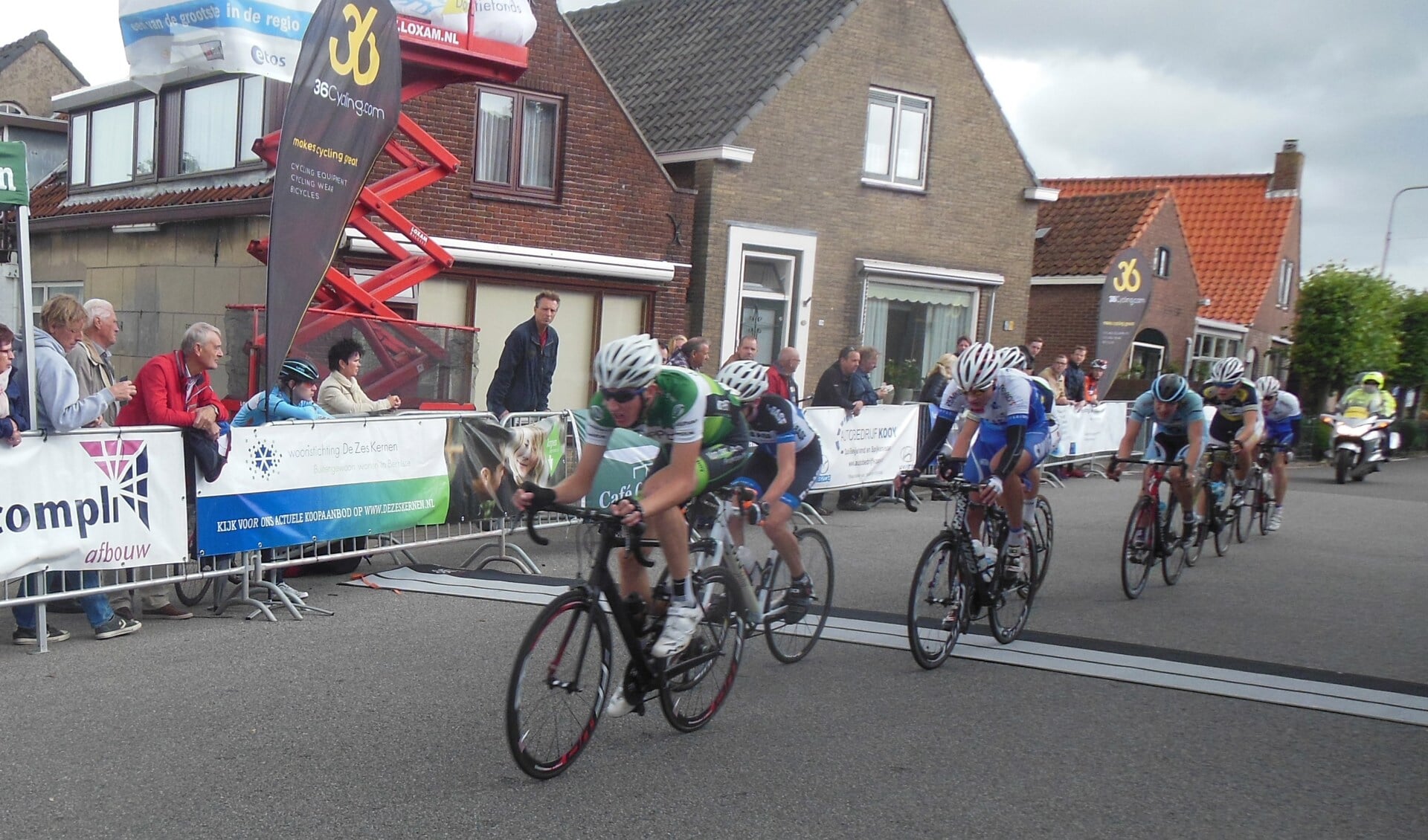 Daan van Sintmaartensdijk op kop van der leidersgroep tijdens de ronde van Abbenbroek.