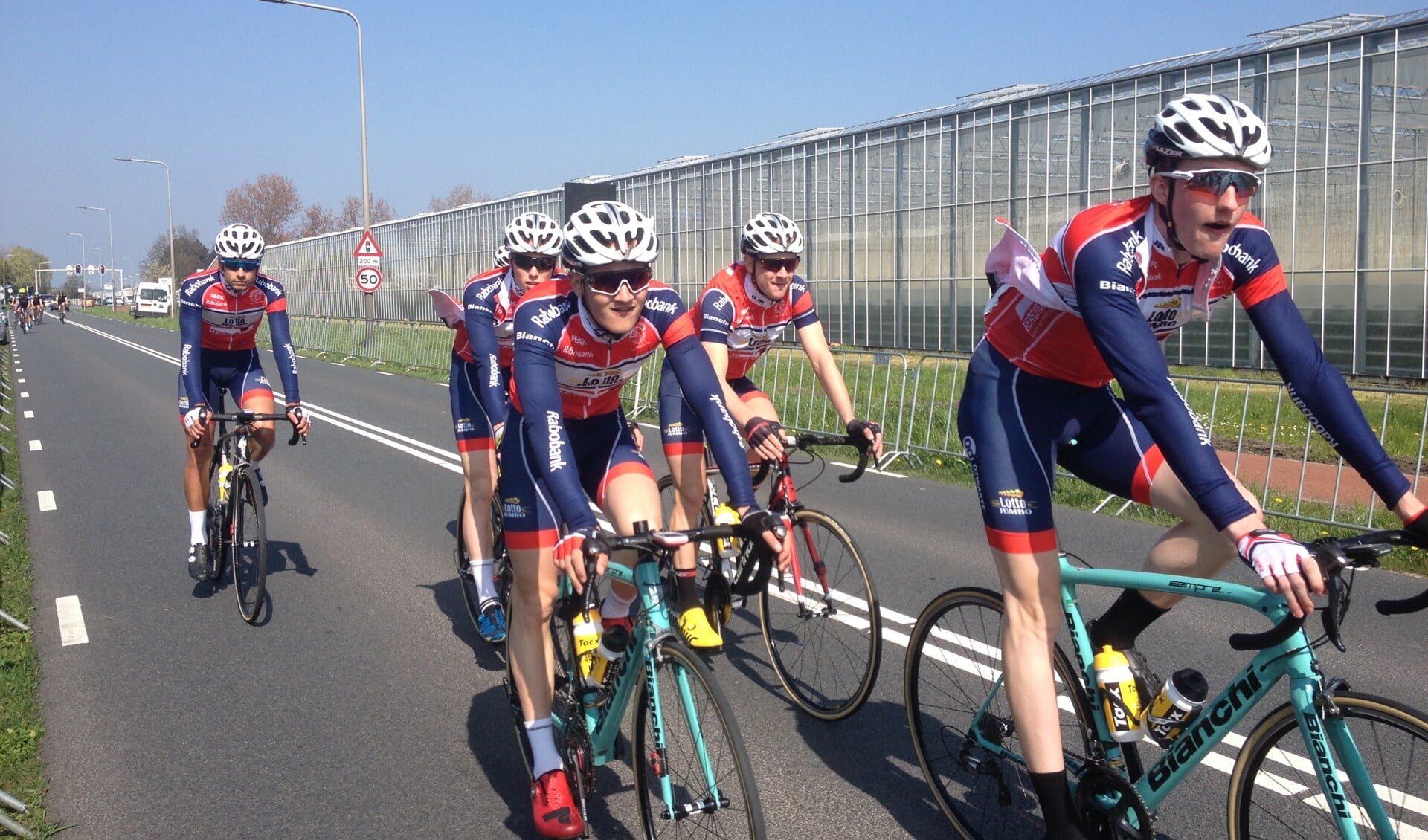 Daan van Sintmaartensdijk (geheel rechts), met zijn ploeggenoten van De Jonge Renner, was goed op dreef in de Omloop Hoekse Waard.