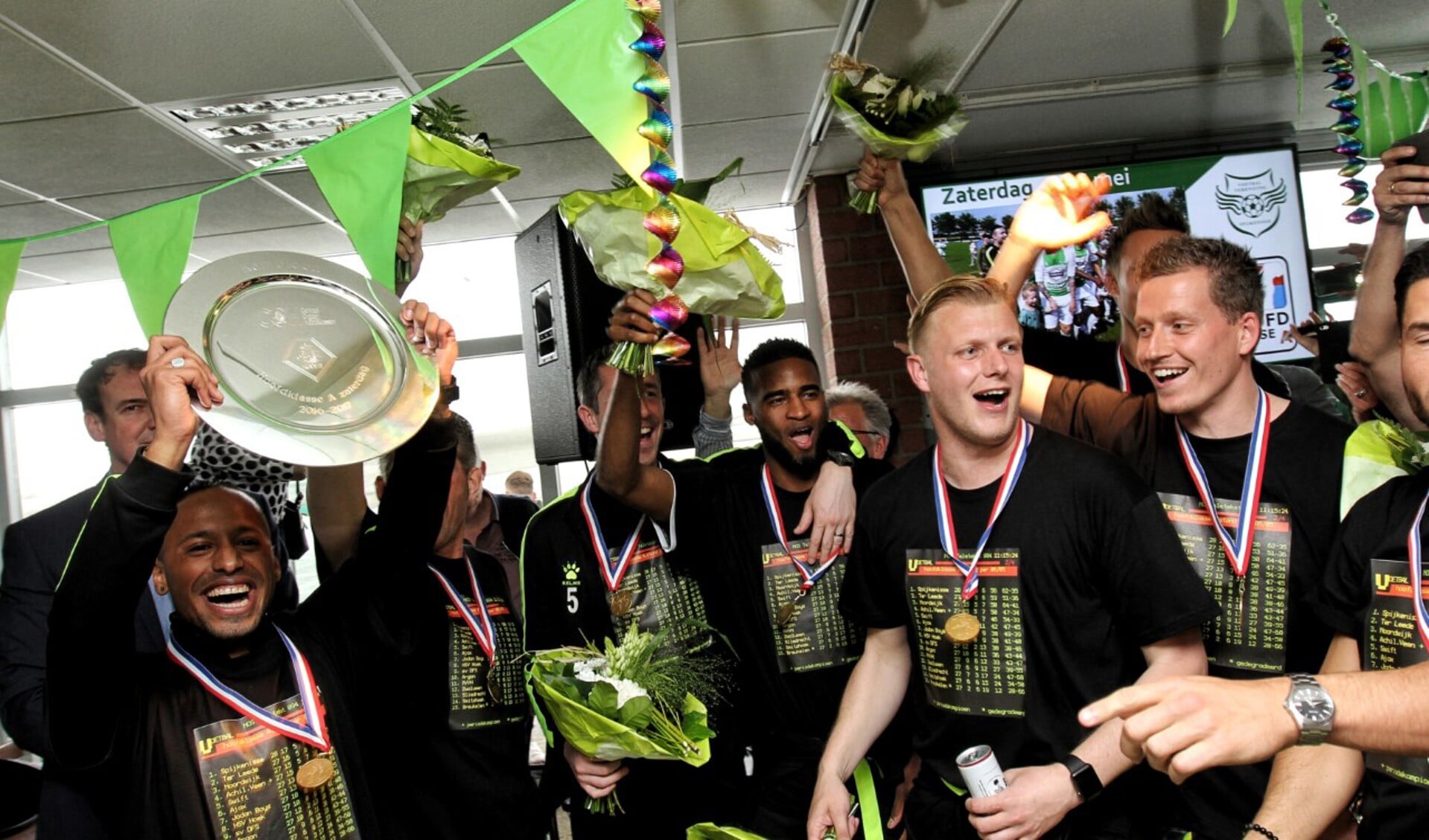 De spelers van Spijkenisse waren dolgelukkig met het kampioenschap. 