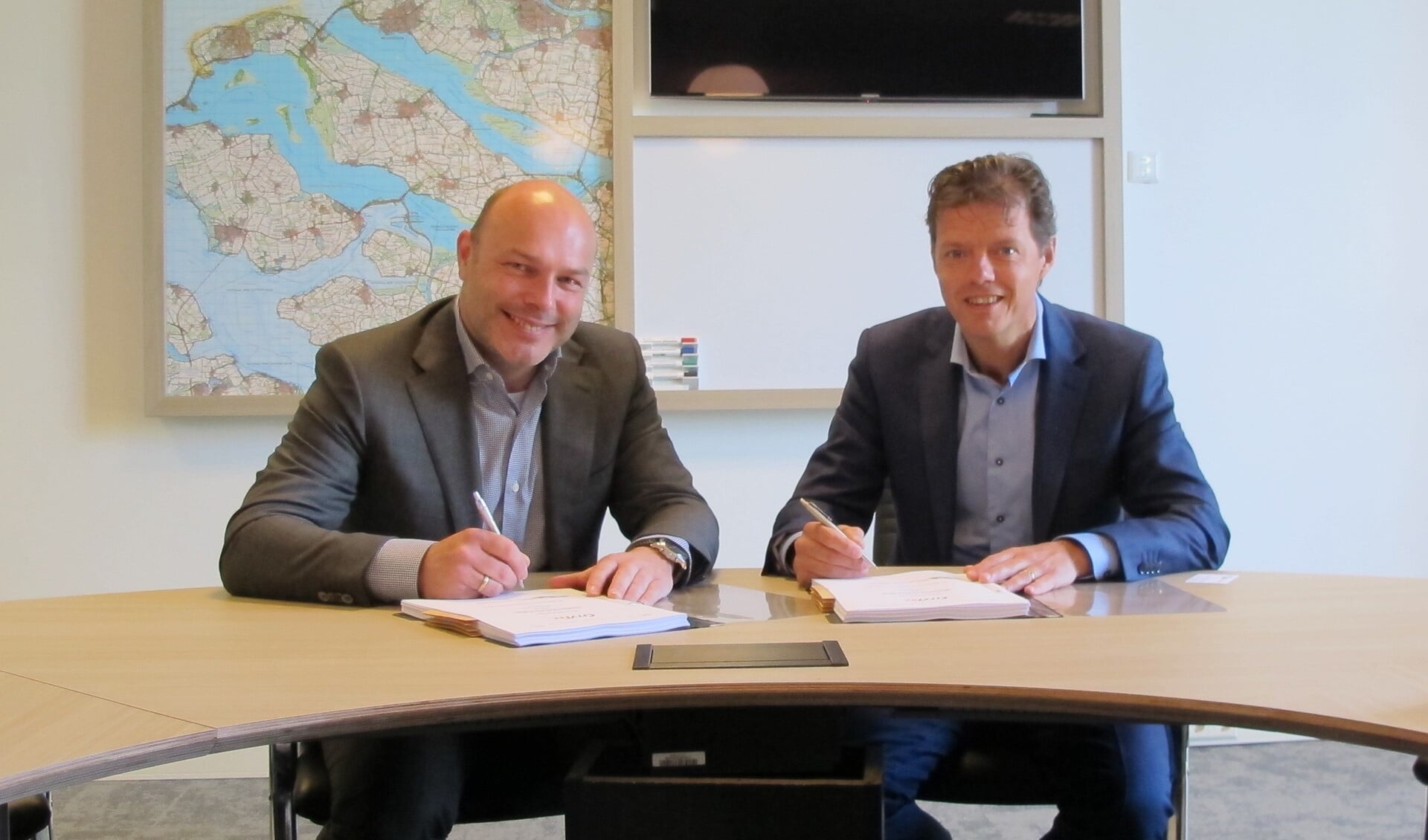 Wethouder Arend-Jan van der Vlugt en directeur René van den Hoof van CityTec ondertekenen de overeenkomst.