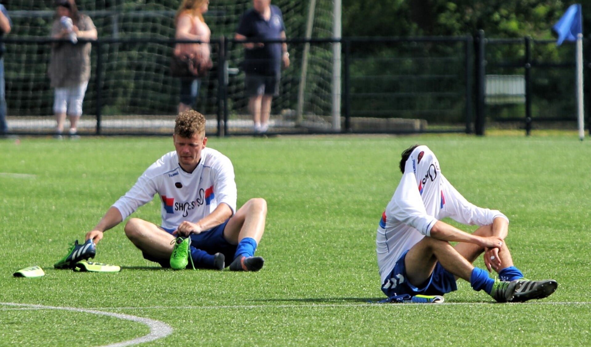Teleurgesteld waren de spelers van SC Botlek na het missen van de promotie naar de tweede klasse.