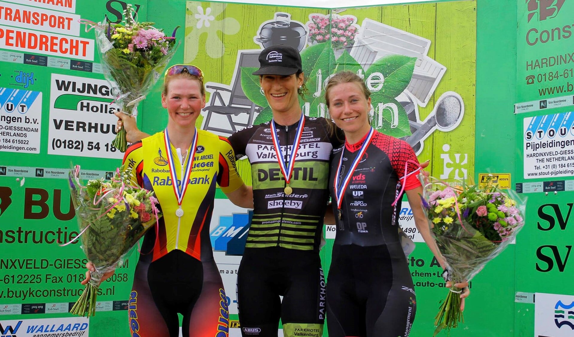 Marieke van Witzenburg (links) eindigde als derde in het kampioenschap van Noord- en Zuid-Holland. * Foto: Cees van het Geloof.