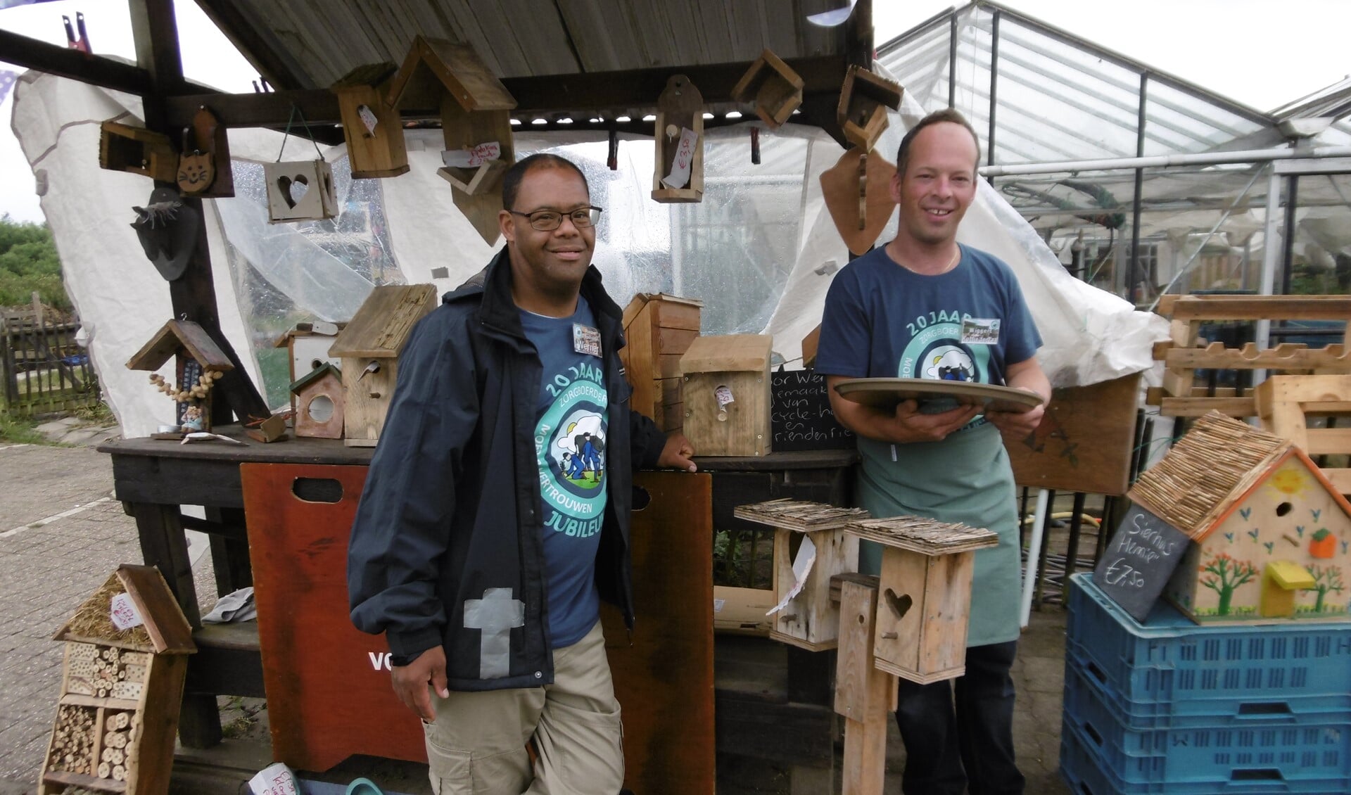 Hulpboeren Werner (l) en Wiggert helpen tijdens de Open Dag.