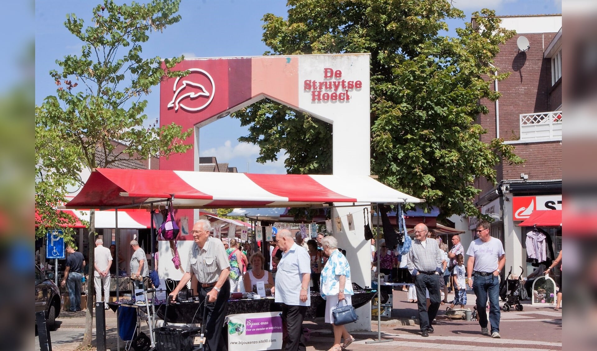  De vlooienmarkt in Hellevoetsluis is voor het publiek geopend van 12.00 tot ± 17.00 uur 