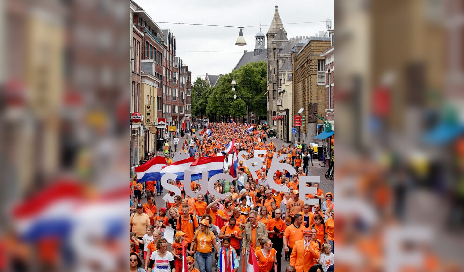 Morgen aan het einde van de middag kunnen fans meelopen met de Oranje Parade in Rotterdam.