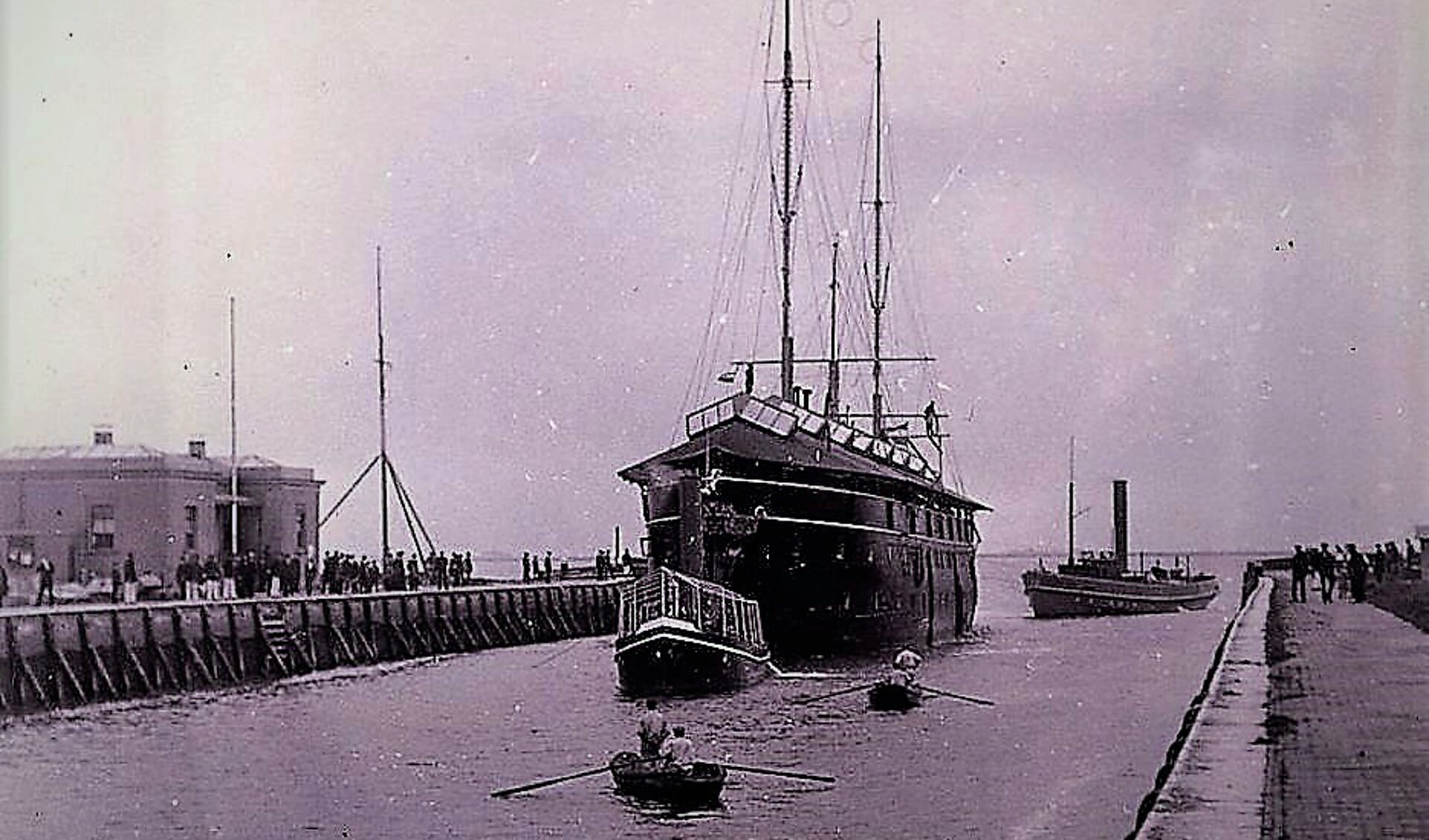 De Buffel vaart in 1921 de haven binnen