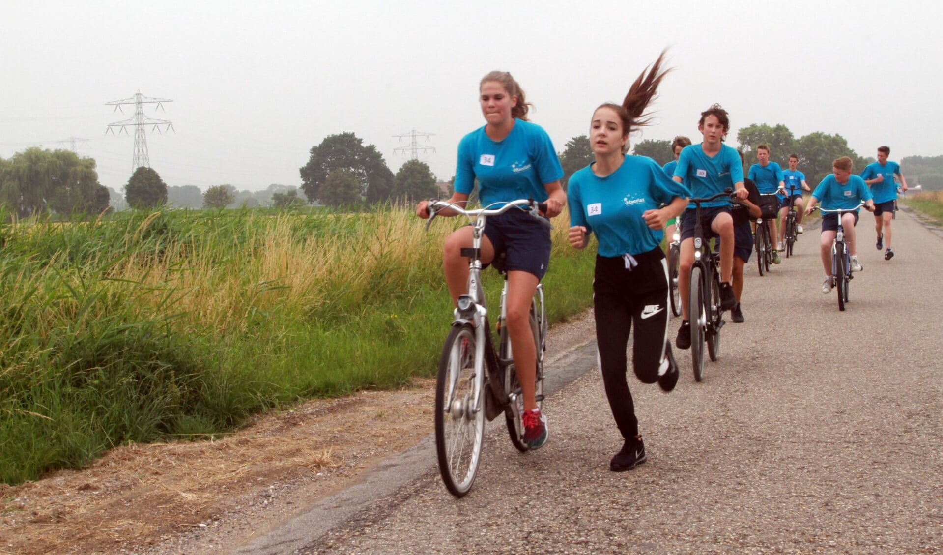 De tweedeklasleerlingen van het Maerlant fietsen en renden vorige week woensdag op hun sportdag 2900 euro bijeen. * Foto: Wil van Balen.