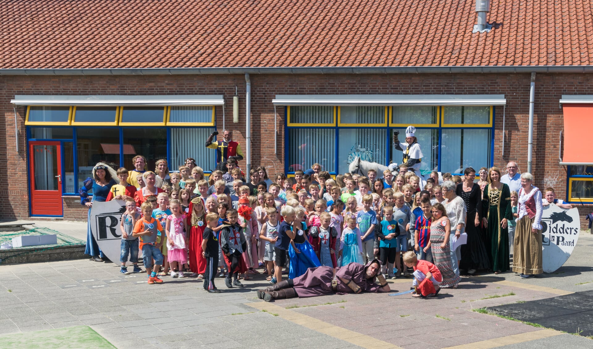 De kinderen van de Baron de Vos van Steenwijckschool namen vorige week afscheid van hun oude gebouw met een middeleeuws feest.