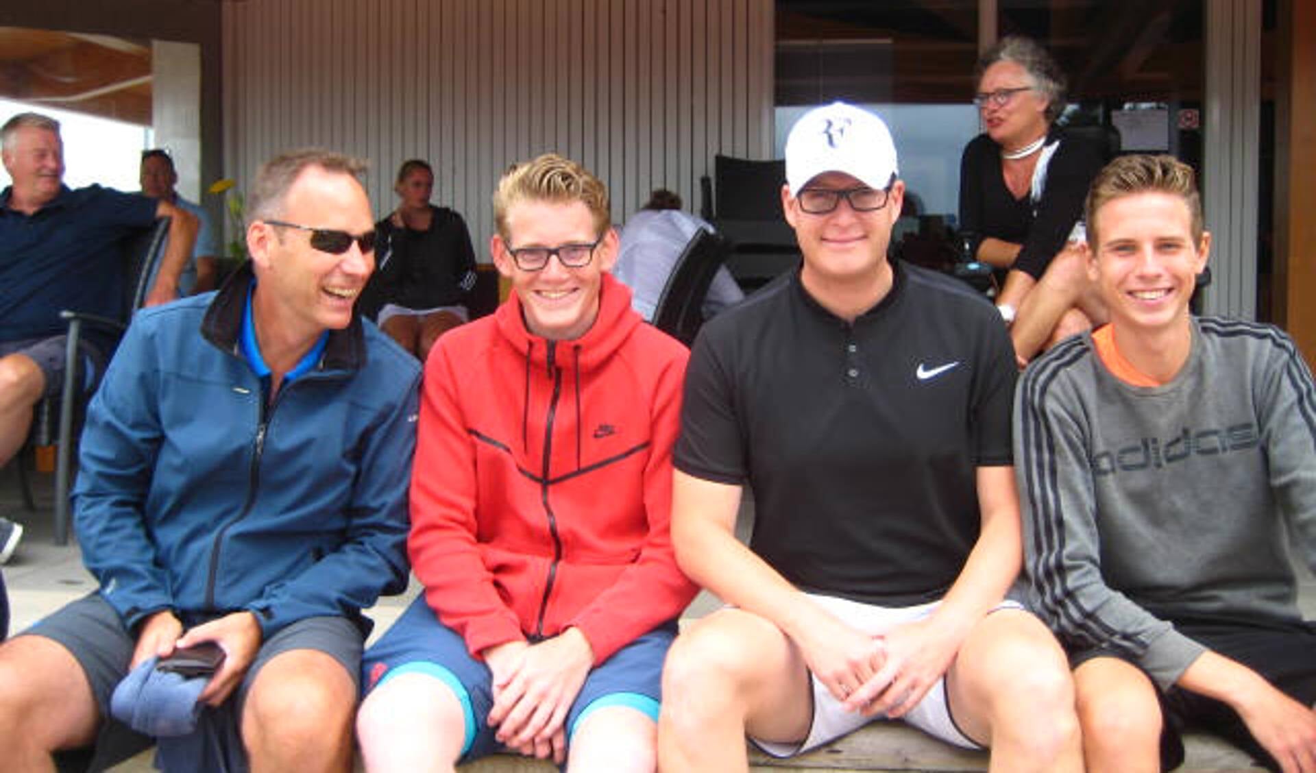 Hadde van Reek en Kevin Slee (midden) wonnen het mannenenkelspel A van Gert-Jan Boot (links) en Bob Hessels (rechts). 