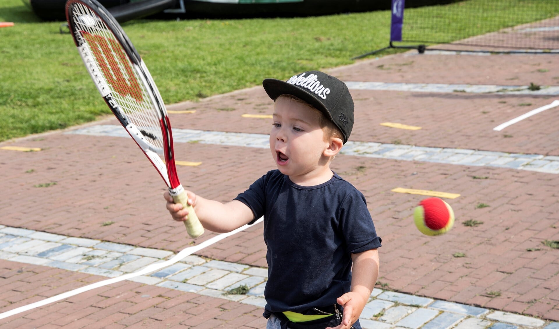 Ook als je heel jong bent, kon je  tijdens de Burchtfeesten op het sport- en spelplein al kennismaken met tennis. * Foto: Jos Uijtdehaage.