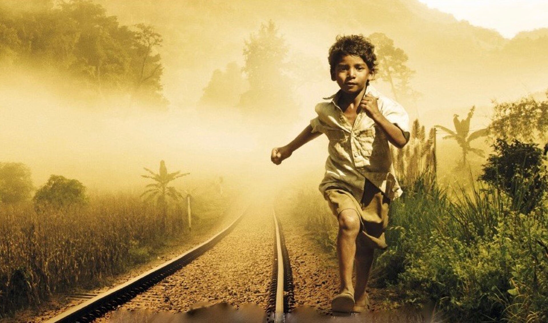 Als vijfjarig jongetje komt hij per ongeluk terecht op een trein die hem duizenden kilometers door India voert, ver weg van zijn thuis en familie. 