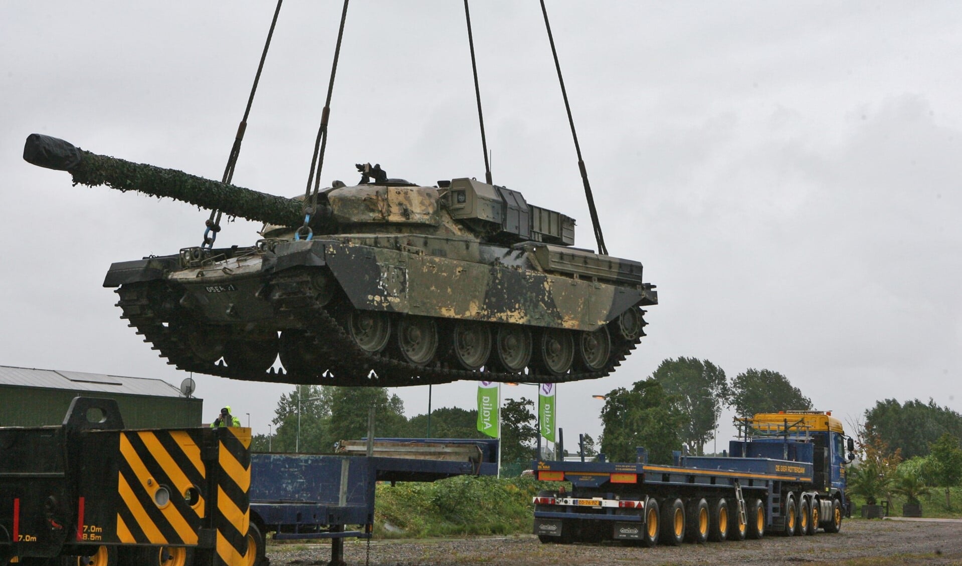 Met een speciale hijskraan werd de tank over de sloot getild