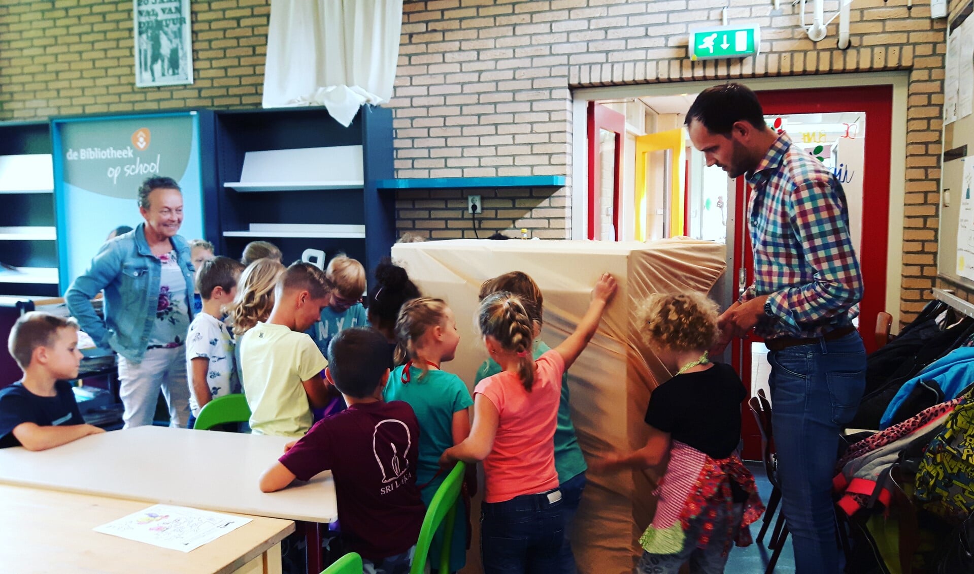 Wouter Struijk en Dorothé Kieboom onthulden samen met de kinderen de nieuwe ovens.