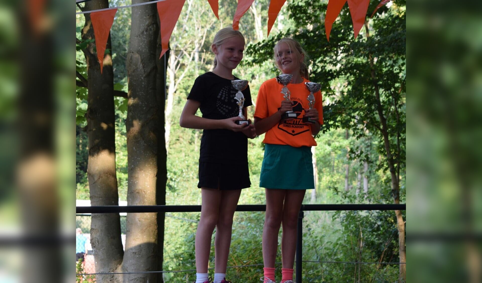 Nienke en Josephine zijn twee van de nieuwe jeugdkampioenen bij TC West-Voorne.