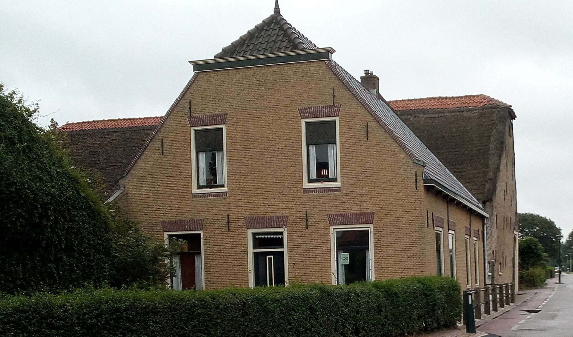 De gemeente Westvoorne betaalt vanwege de monumentale uitstraling mee aan de vervanging van het rieten dak van de schuur aan de Kade