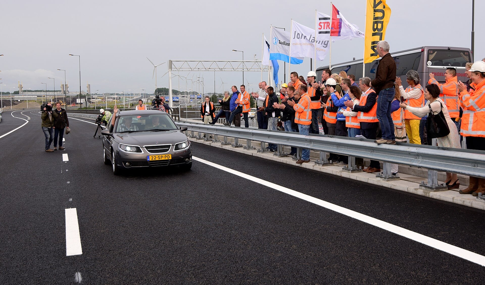 Vreugde bij de eerste auto die in juli 2015 over de nieuwe Botlekbrug reed. Maar of er nu bij Rijkswaterstaat ook een feestvreugde heerst, valt te betwijfelen.