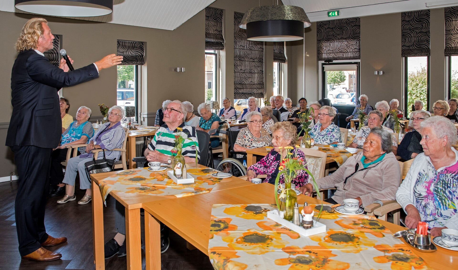 Society zanger Ger Vos zette vorige week donderdagmiddag het Catharina gasthuis op zijn kop (Foto: Jos Uijtdehaage)