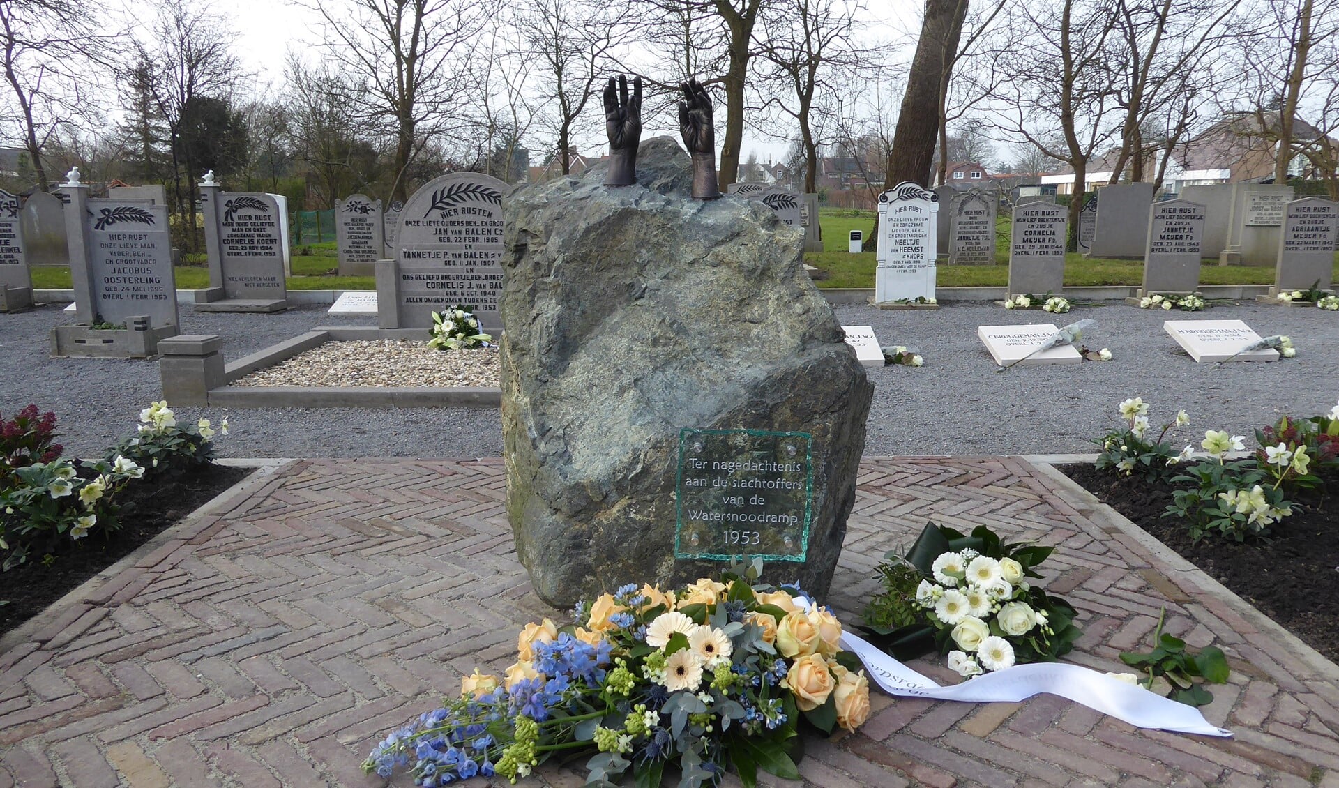 Het monument ter nagedachtenis aan de slachtoffers van de Ramp maakt dit gedeelte van het kerkhof nog indrukwekkender.