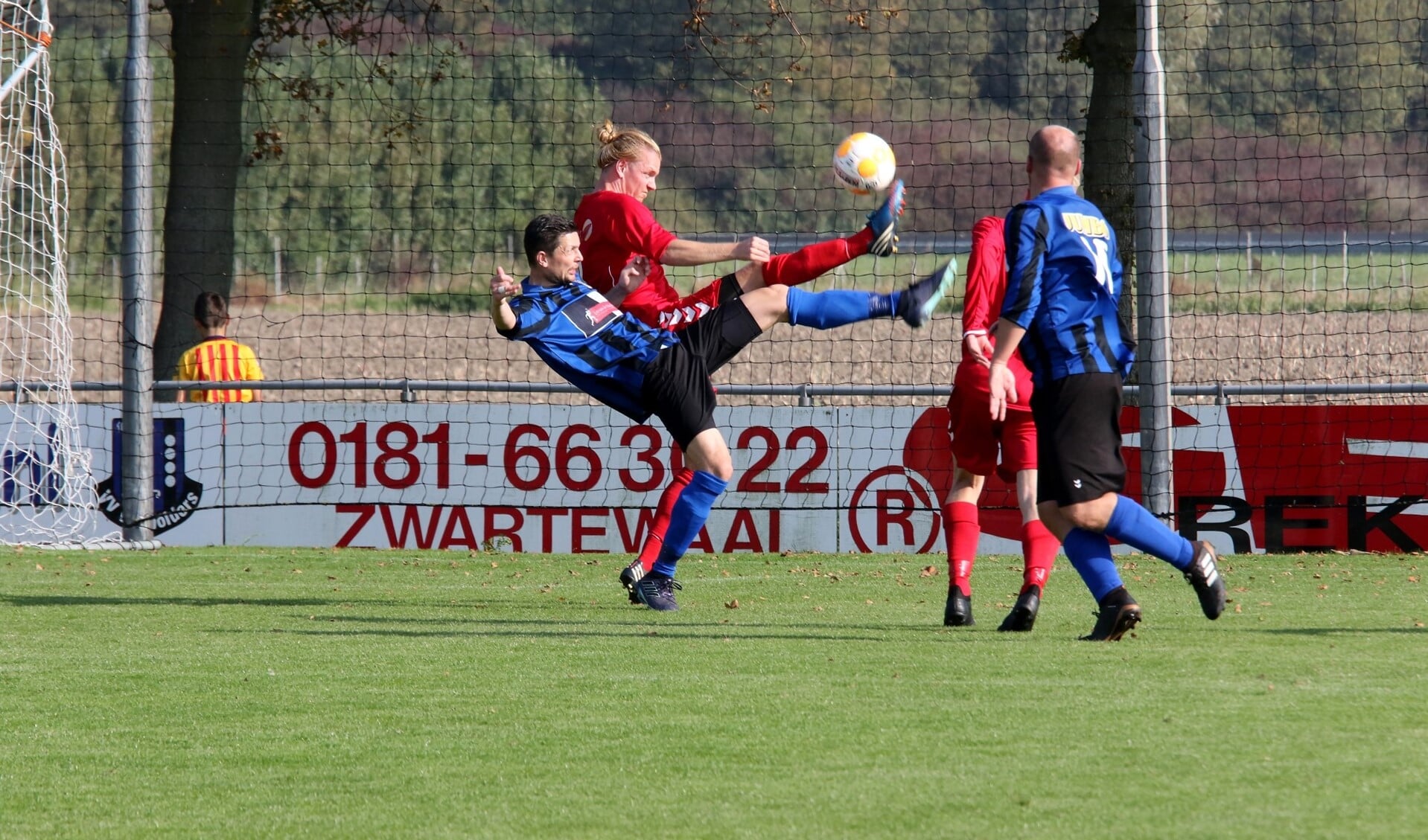 SC Botlek kwam er zaterdag niet aan te pas in het duel bij streekgenoot Vierpolders. 