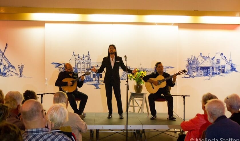 Ricardo Martins, César Matoso en Paulo Feitara geconcentreerd in actie in verenigingsgebouw Ons Huis.