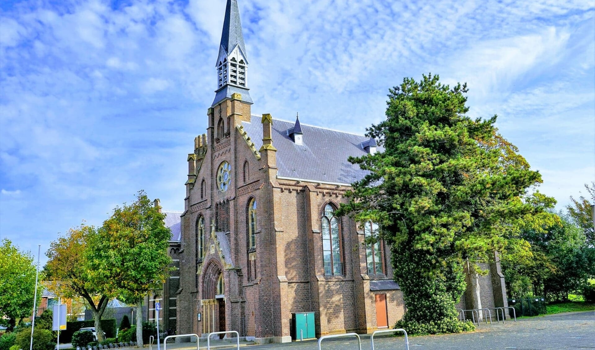 De kerk werd 1891 in gebruik genomen, de boom werd in 1936 geplant