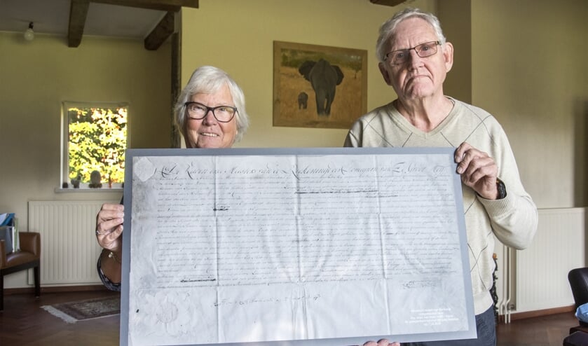 Het echtpaar Vermaat is vereerd met de replica van het windrecht voor de molen van Rockanje.