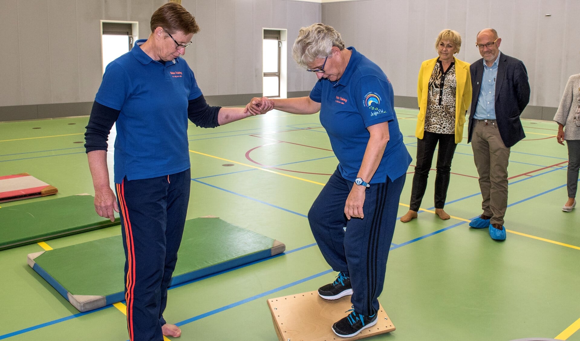 Wethouders Bert van Ravenhorst (Brielle) en Jorriena de Jongh (Westvoorne) geven het startsein (Foto: Jos Uijtdehaage)