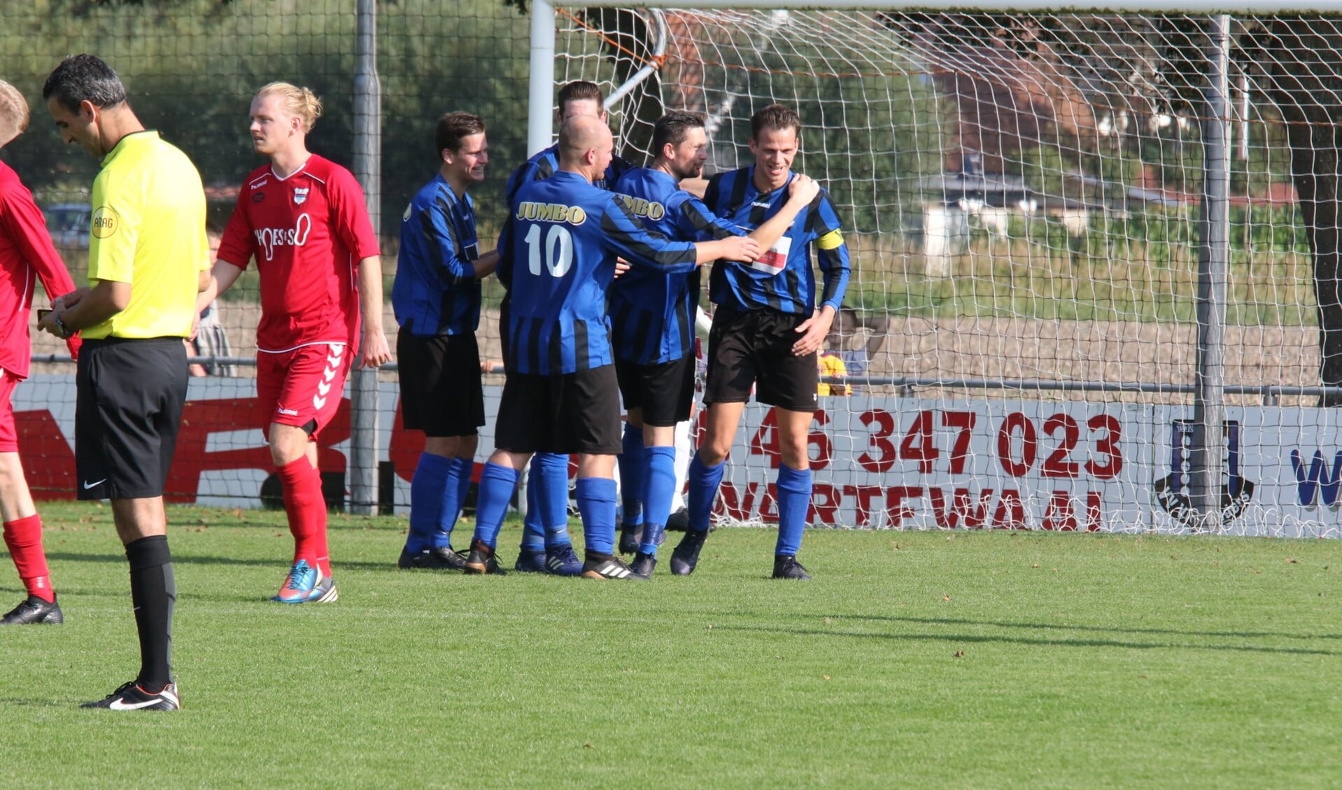 Douwe Zijlstra, Jesper Lakerveld en Ricardo Nijsen (v.l.n.r.) vieren de 3-0 van captain Michael Straatman. * Foto: Wil van Balen.