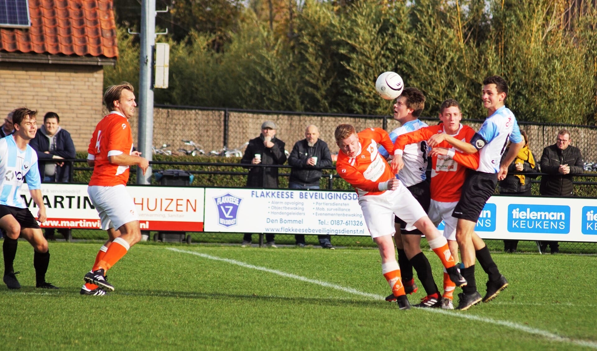 De eerste helft hielden de ploegen elkaar in evenwicht. De tweede helft besliste DVV '09 het duel (foto Marjo Smit). 