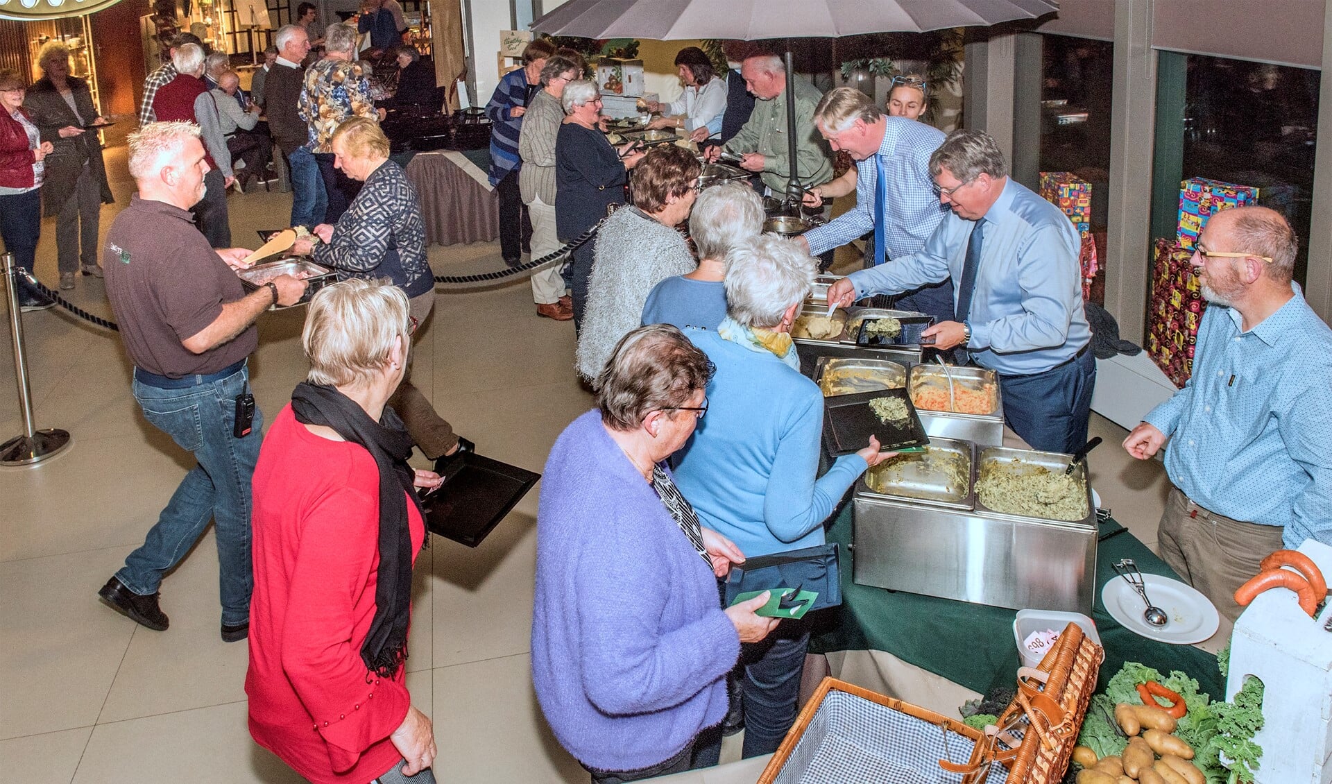 De vrijwilligers konden na ontvangst smakelijk eten van een heerlijk buffet (Foto: Jos Uijtdehaage)