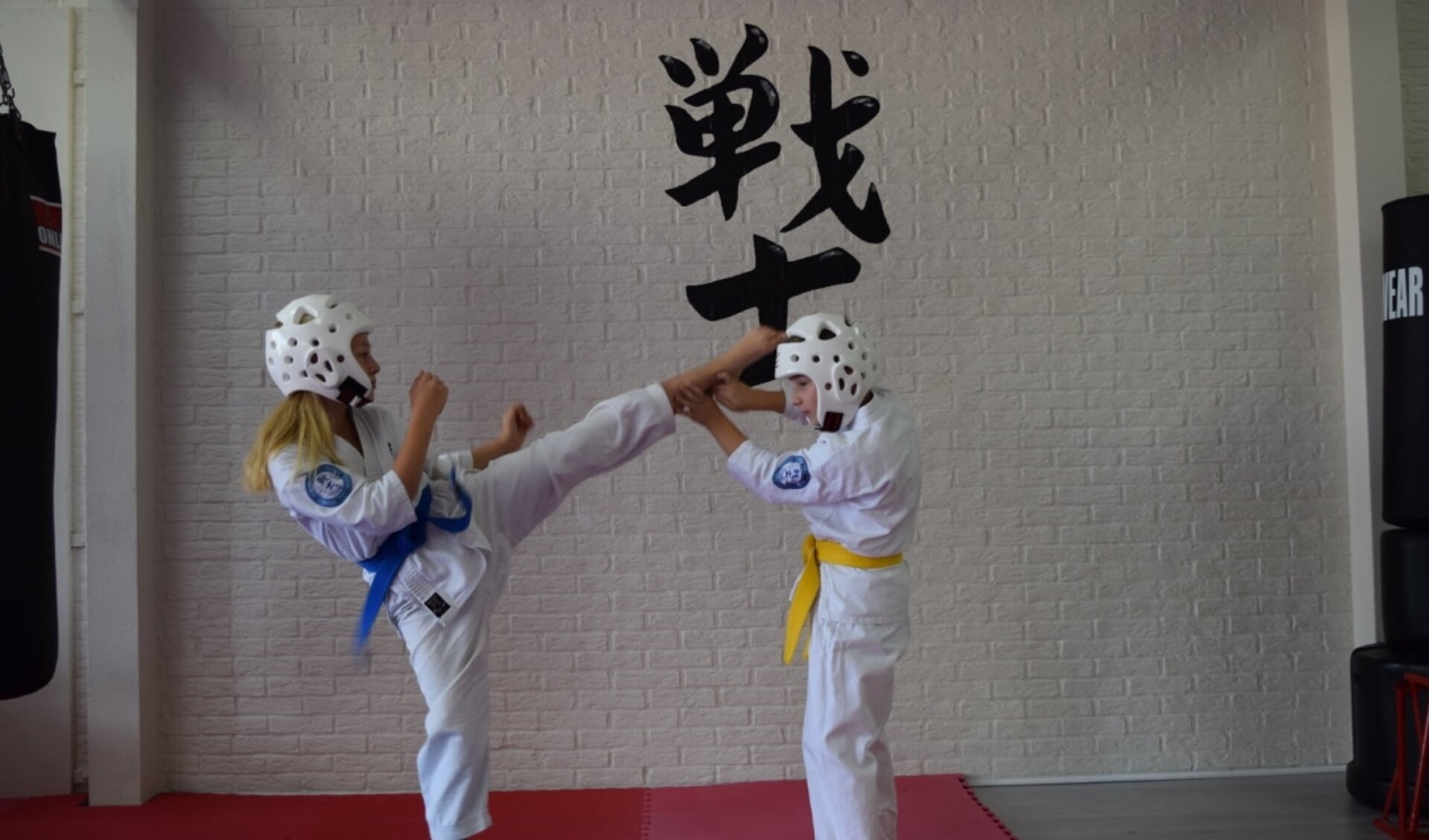 Jette Prins (links) werd Belgisch kampioene Kyokushinkai Karate.