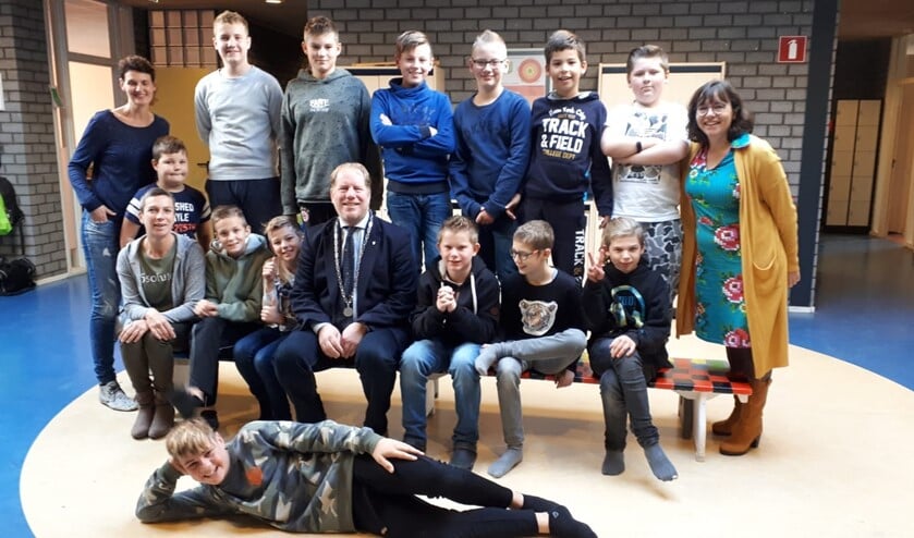 Burgemeester Peter de Jong bezocht de leerlingen van de Gelinckschool in Oostvoorne in het kader van de nationale schoolontbijtweken.