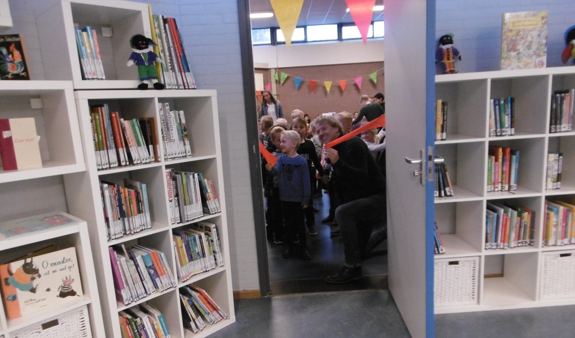 Wethouders en leerlingen openden samen de nieuwe schoolbieb.