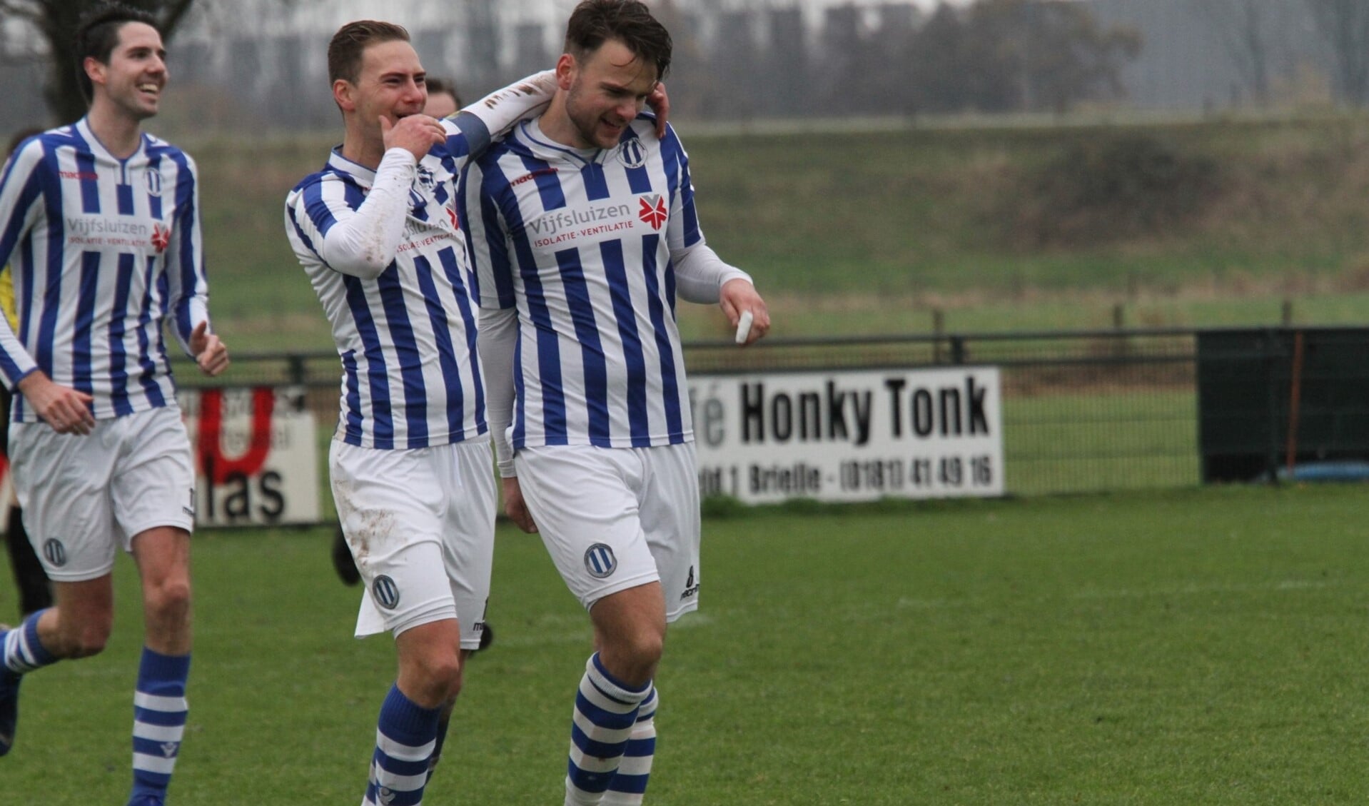 Ferry van der Spuij (r) wordt door broer Danny en Ramon de la Haye gefeliciteerd met zijn fraaie goal. (Foto: Wil van Balen).