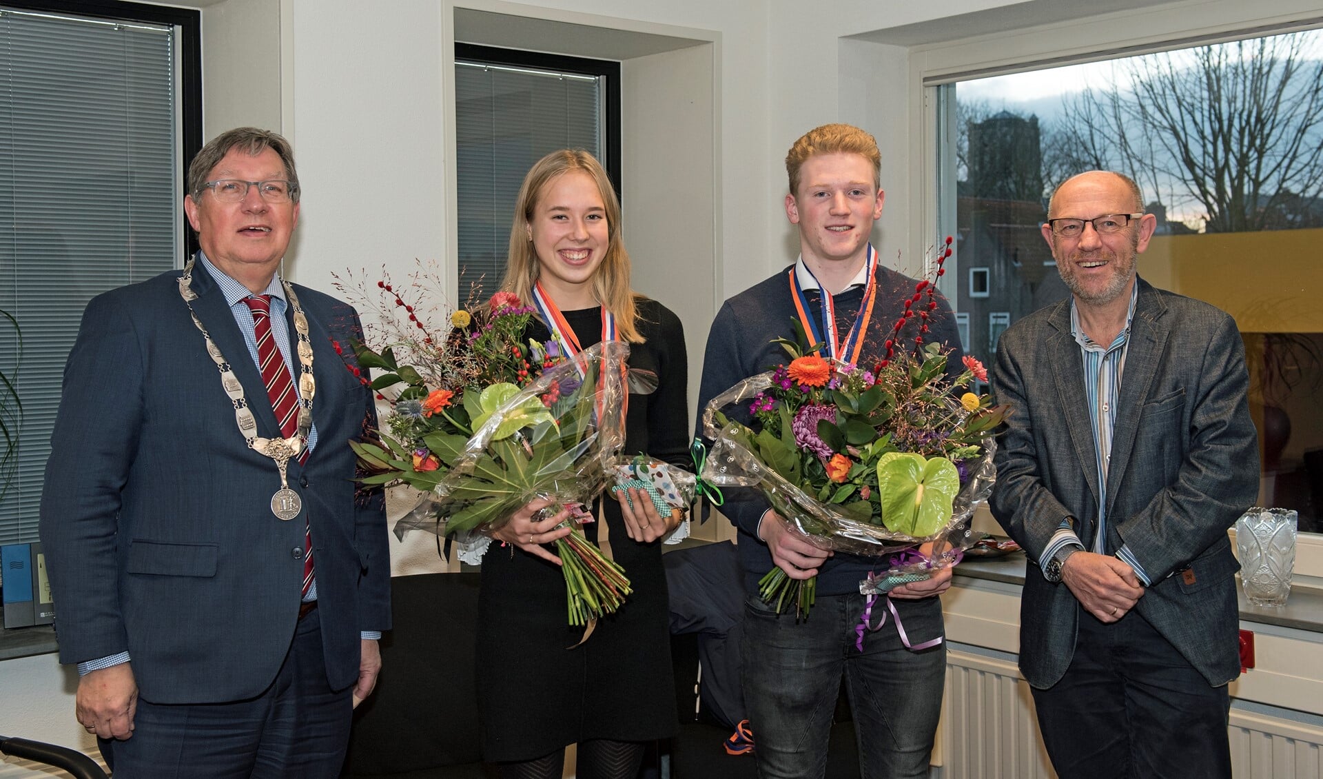 In Brielle werden de atleten Joyce van Welie en Lars Adriaanse gehuldigd voor hun prestaties. (Foto: Jos Uijtdehaage).