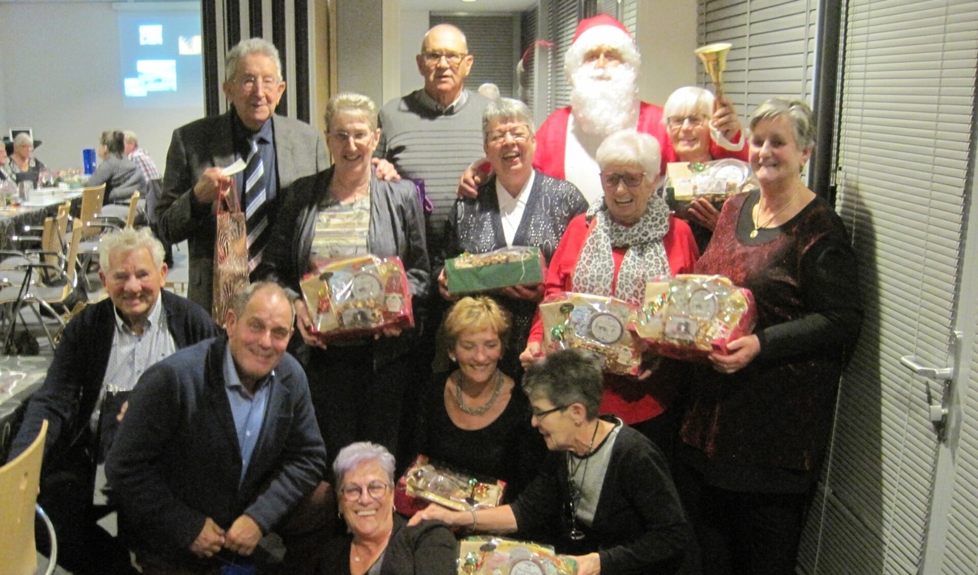 De dames kregen een kerstpakket en de heren een fles wijn. 