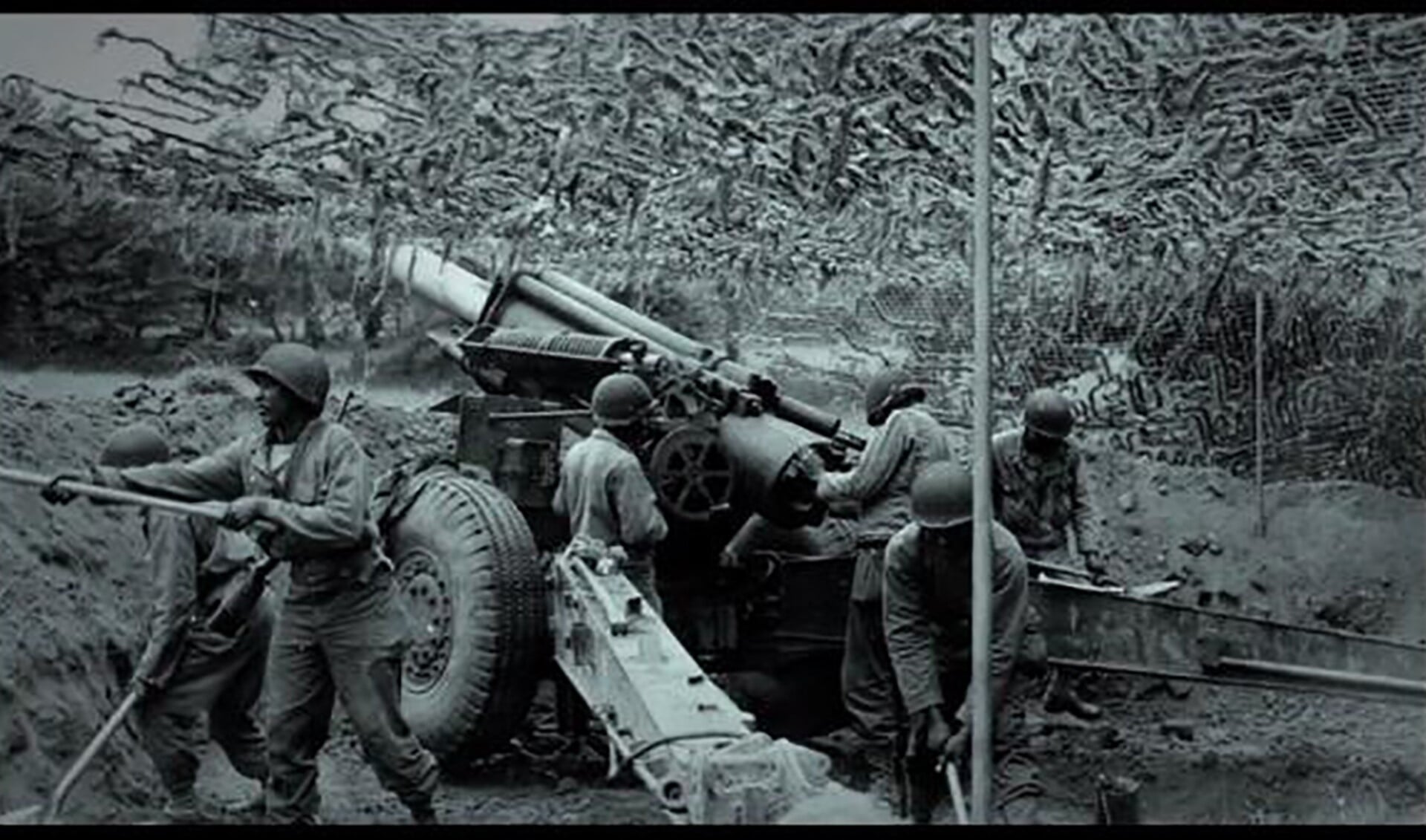 Mannen van de 333th Field Artillery Battalion aan het werk in Normandie. 