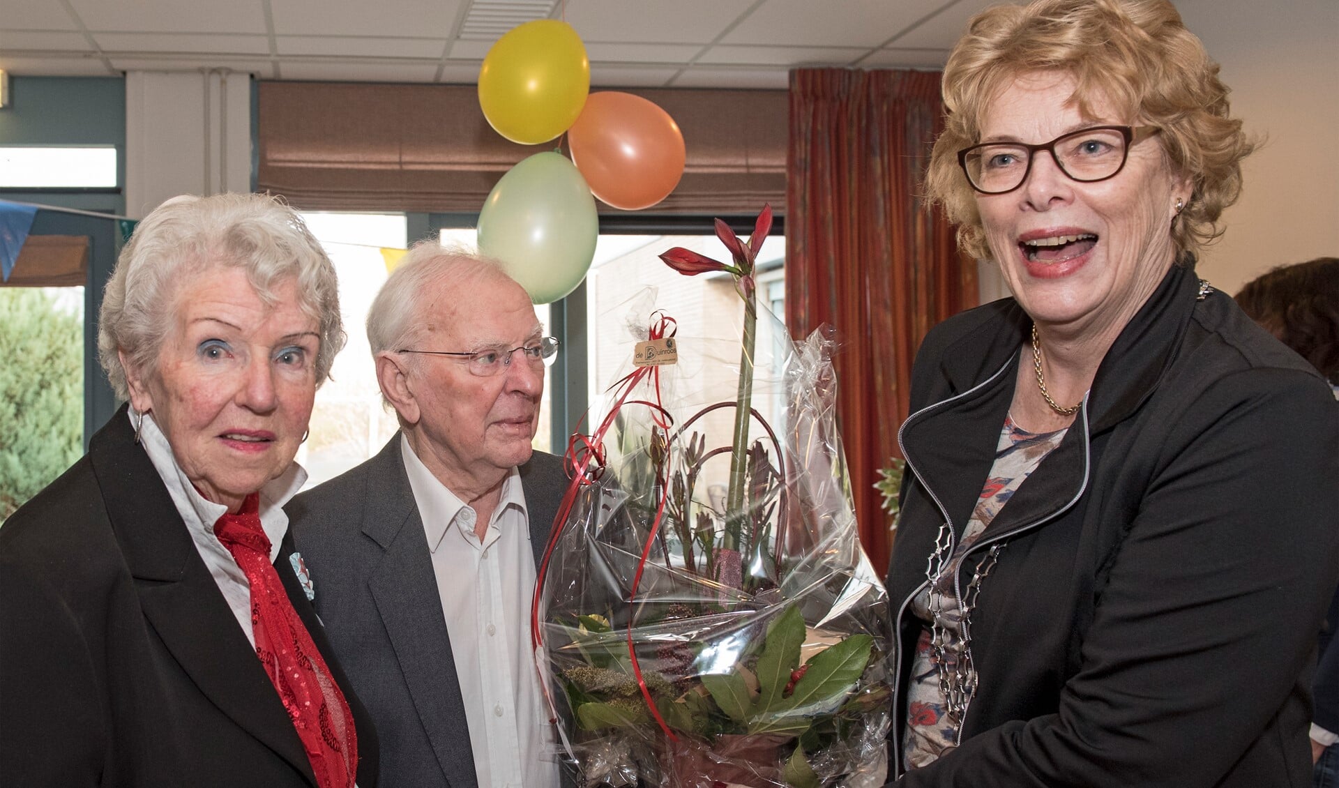 Het echtpaar Van Driel-Van der Voorde kreeg op de 65ste huwelijksdag bezoek van de gemeente Westvoorne. (Foto: Jos Uijtdehaage).