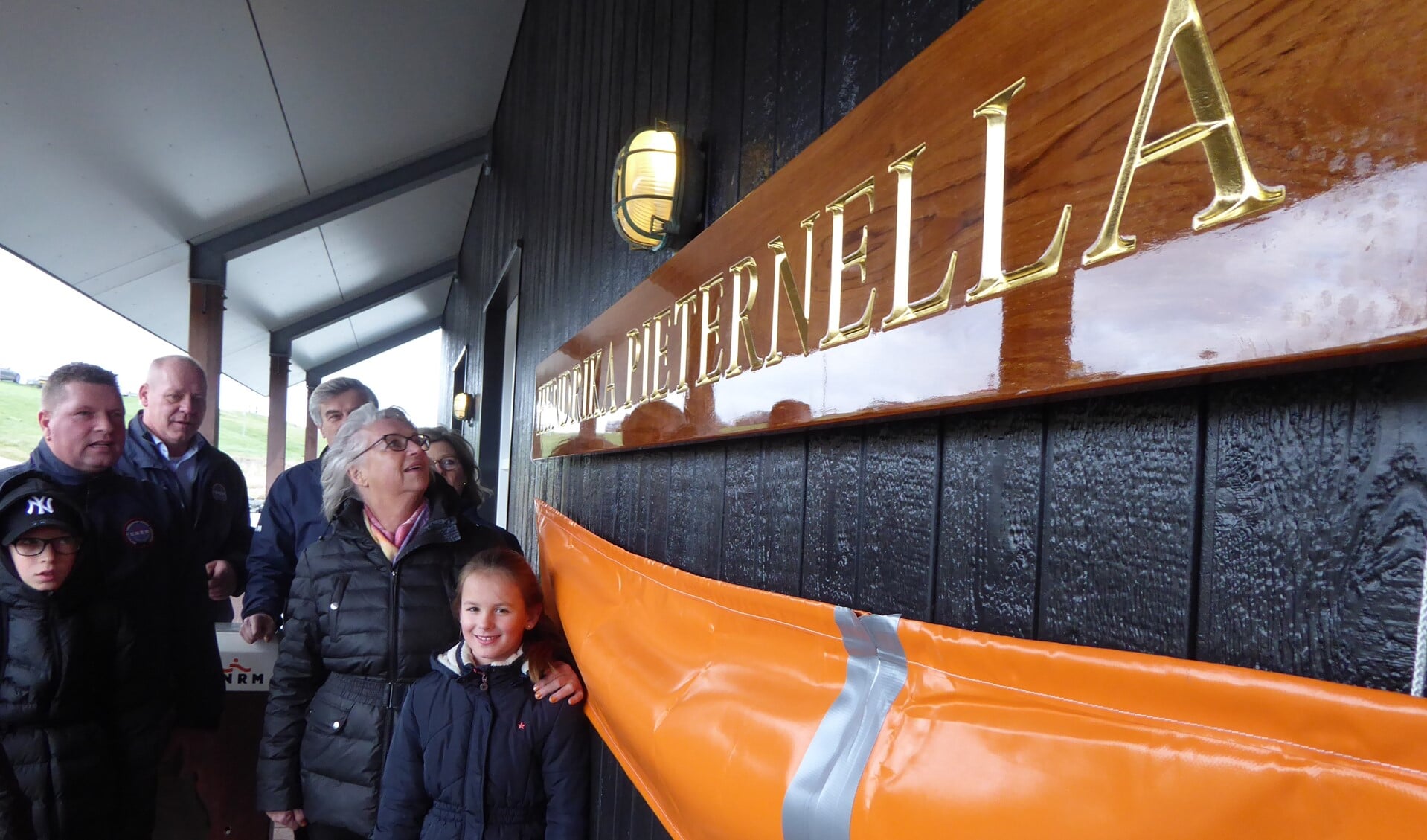 De naam van het nieuwe boothuis van de KNRM 'Hendrika Pieternella 'werd onthuld door mevr. Berkhoff-Cloeck en haar kleindochter.