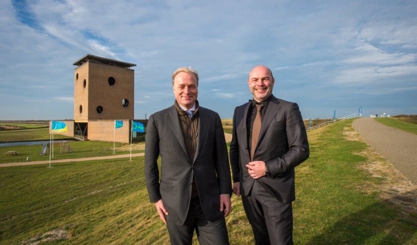 Wethouder Arend-Jan van der Vlugt ontvangt in 2015 prins Carlos op de Brouwersdam (foto gemeente Goeree-Overflakkee)
