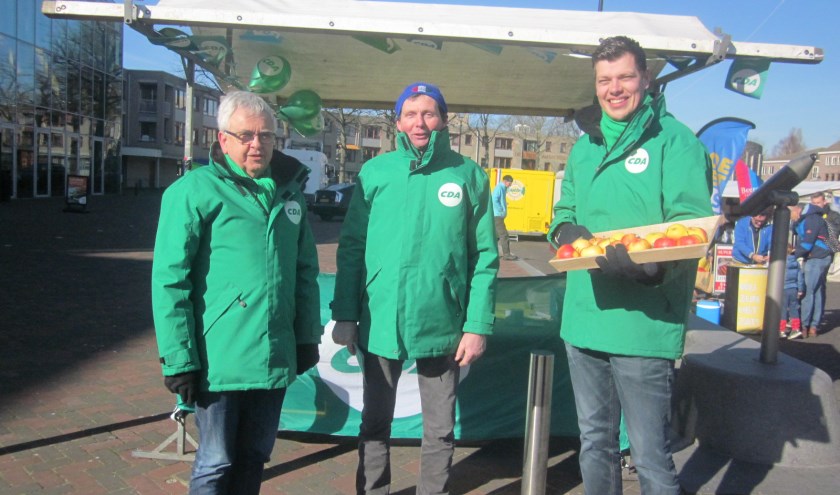 Kandidaten CDA Nissewaard in de kraam die elke zaterdag voor 21 maart te vinden is oor de Boekenberg