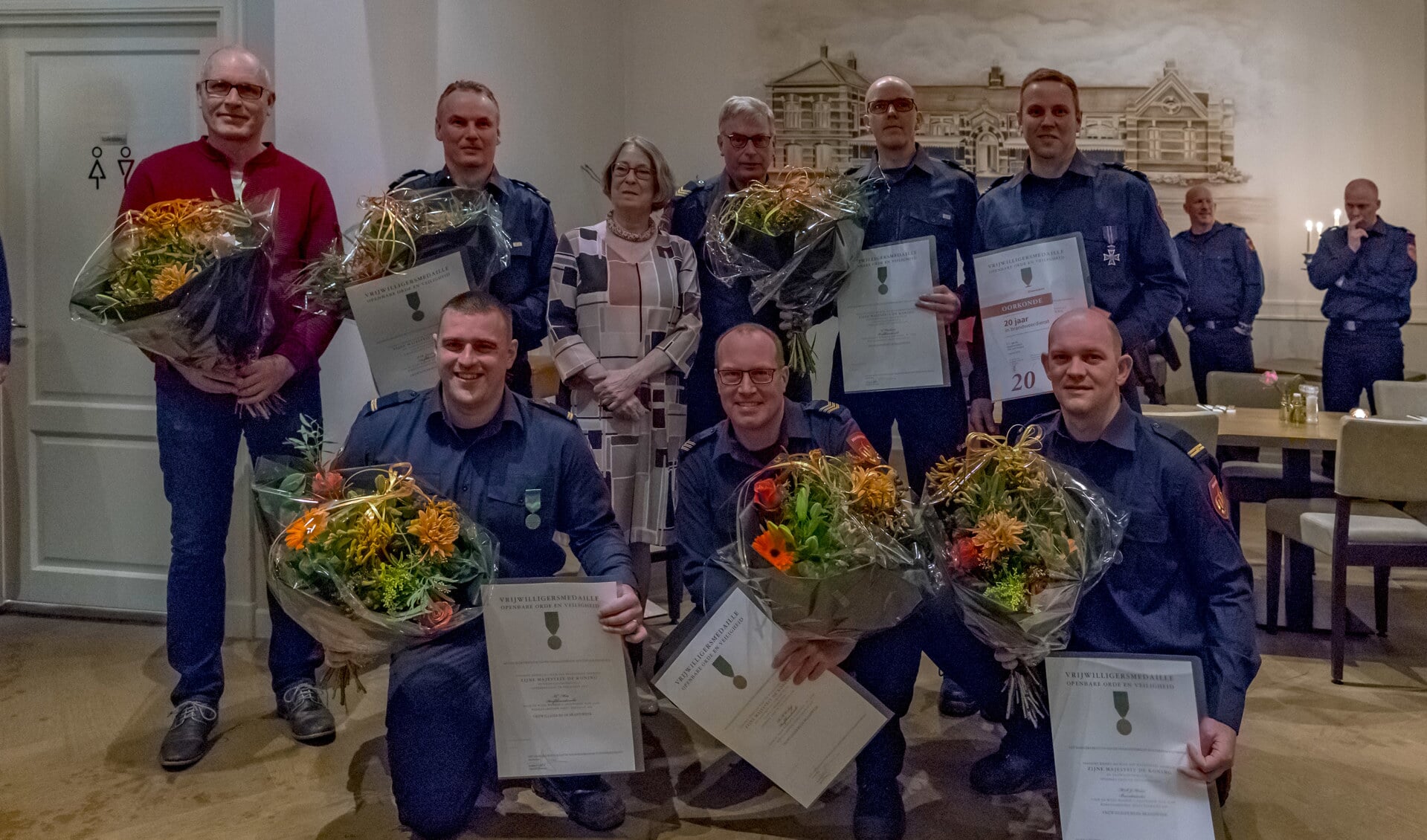 Acht Koninklijke onderscheidingen voor vrijwilligers van de blusgroepen Zuidland en Heenvliet werden opgespeld.